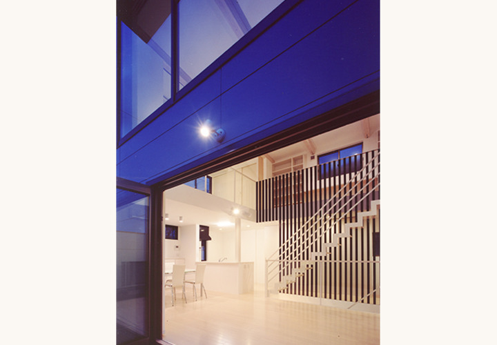 デッキから室内を見た夜の眺め