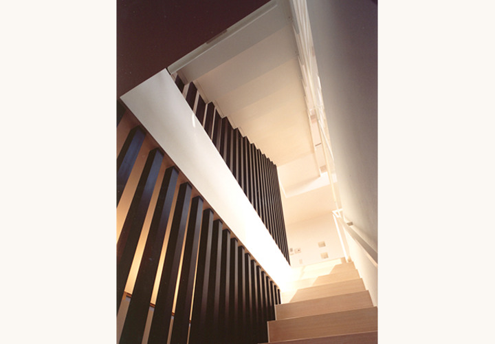 スリットの光が差し込む明るい階段