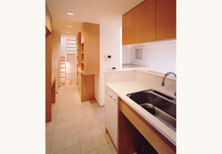 タイル床のすっきりしたキッチン