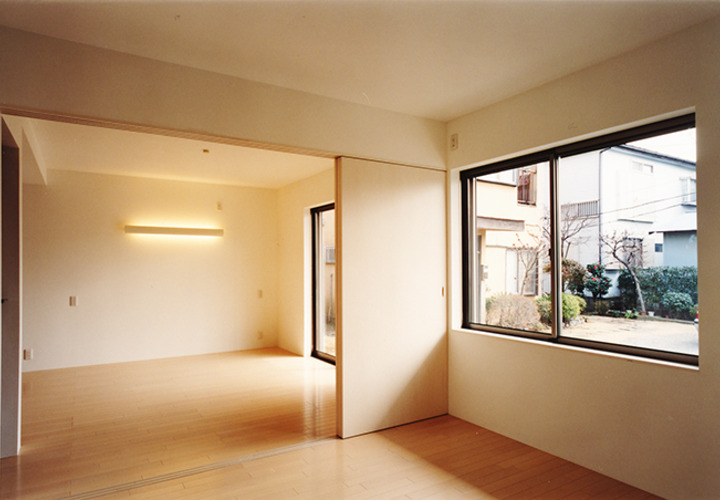 中庭に面した落ち着ける寝室スペース