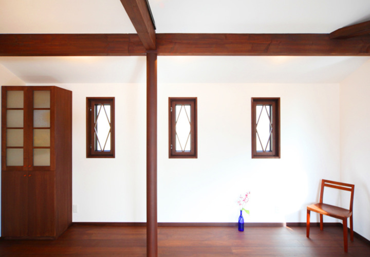 白とブラウンのリビング