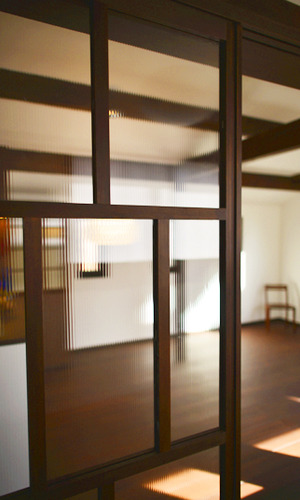 レトロな雰囲気のガラス戸