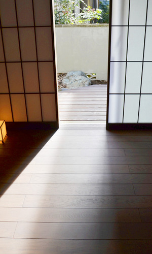 和室から続くデッキ