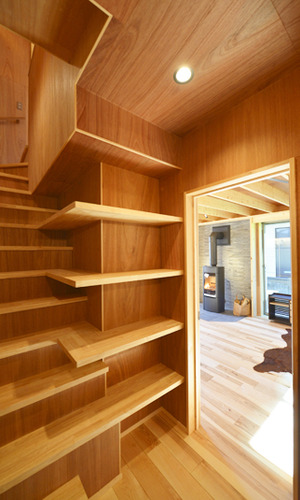 棚を兼ねた階段