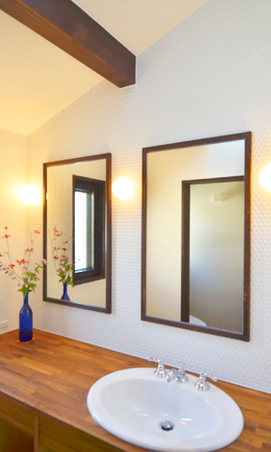 シックな雰囲気の洗面台