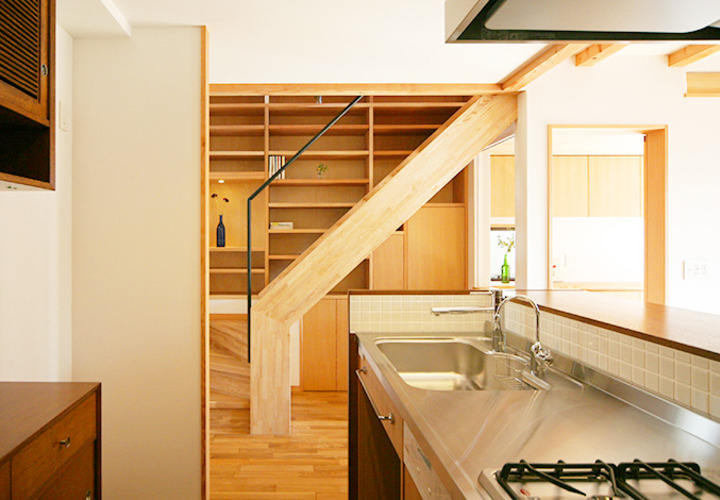 階段とキッチン