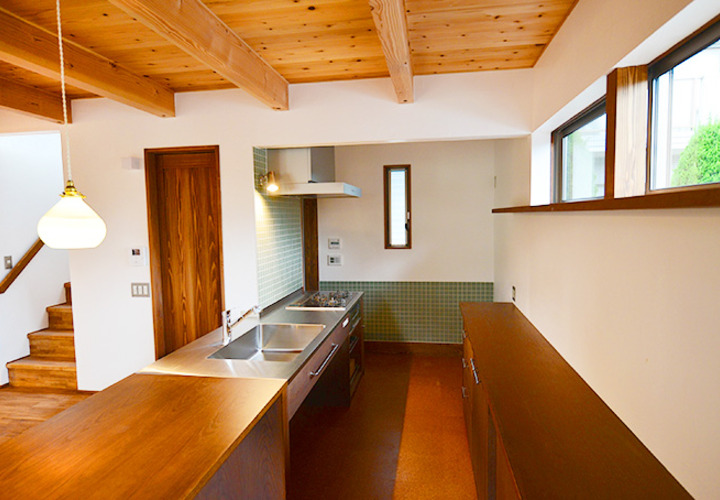 キッチンとつなげたダイニングテーブル