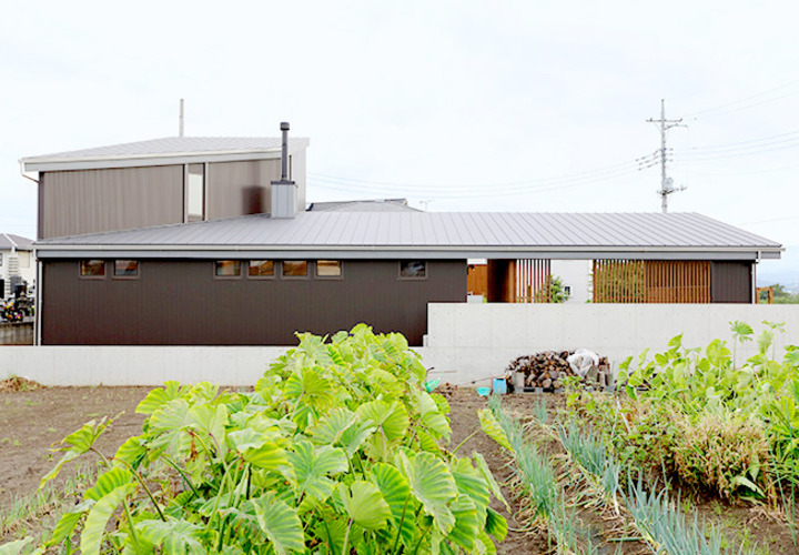 畑ごしの北側ファサード