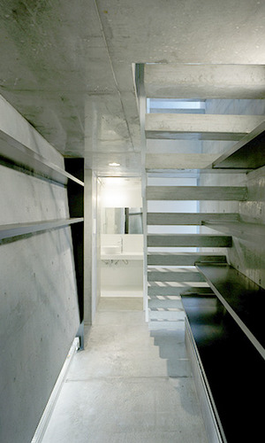 壁の少し傾いた書斎と連続したエントランス～洗面室