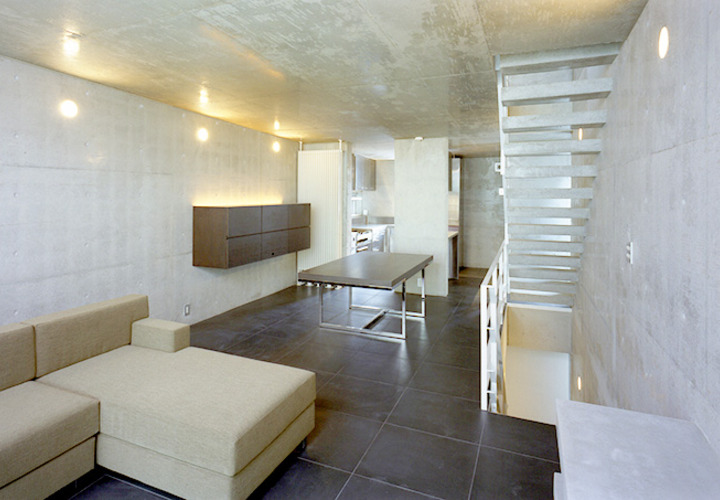 天井の少し傾いたダイニング～キッチン