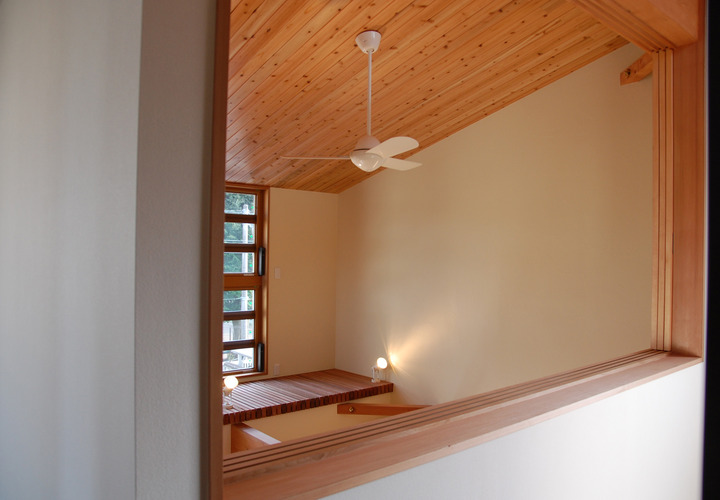 2階寝室からリビングの吹抜けを見る