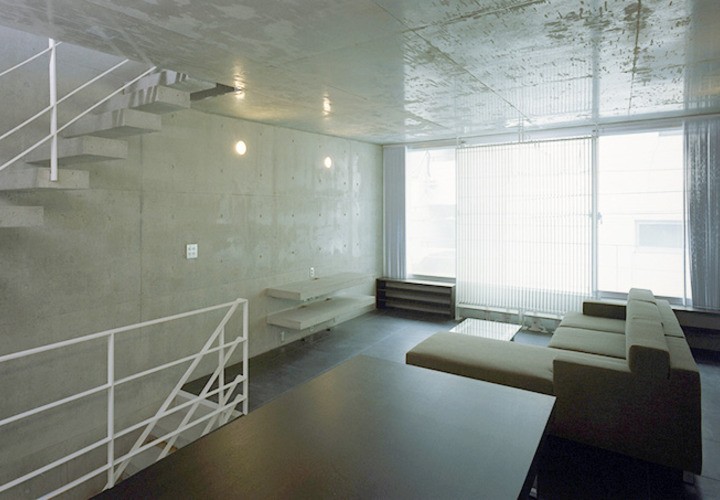 天井の少し傾いたリビング