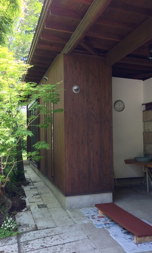 杉板と漆喰と大谷石積み