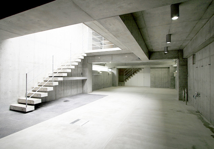 駐車場謙エントランス