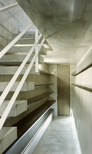 壁の少し傾いた書斎