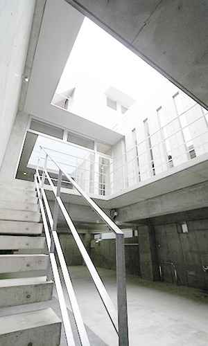 中庭謙エントランス