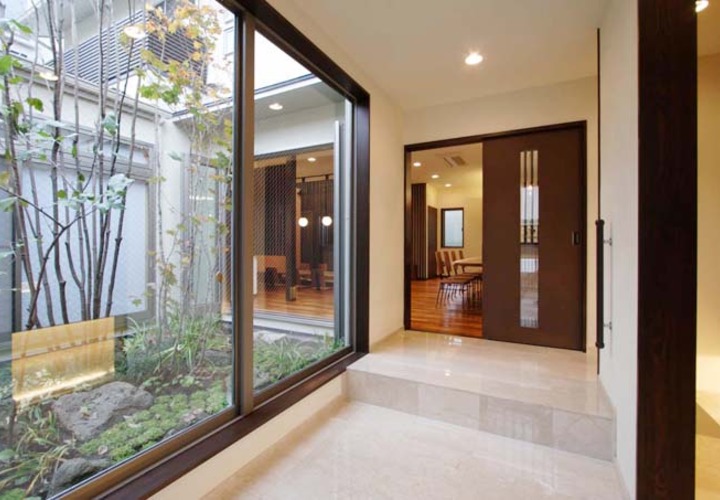 エントランスホールから中庭を望む