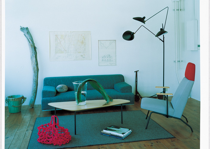 シックなリビングにビビッドな赤の差し色が映える