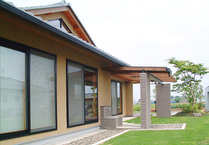 芝生の庭と居間を橋渡すパーゴラ（2）