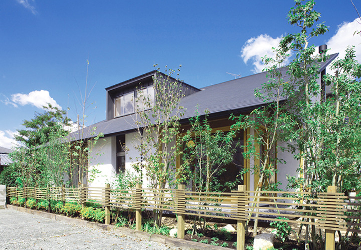 平屋発想の永遠の間取りを目指した太宰府の家の庭越しの外観