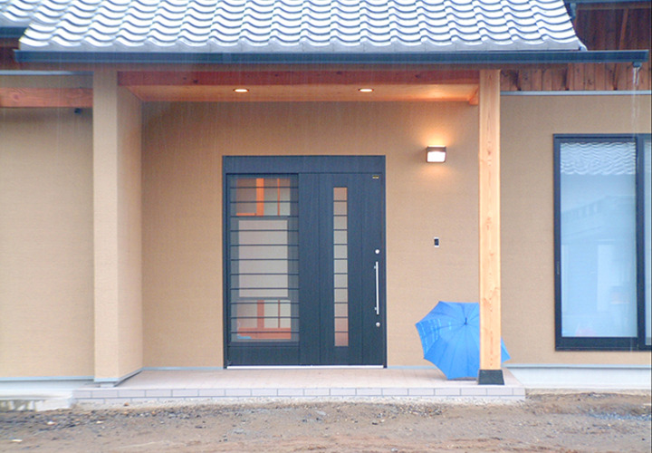 訪れる人を自然と受け入れる深いエントランス