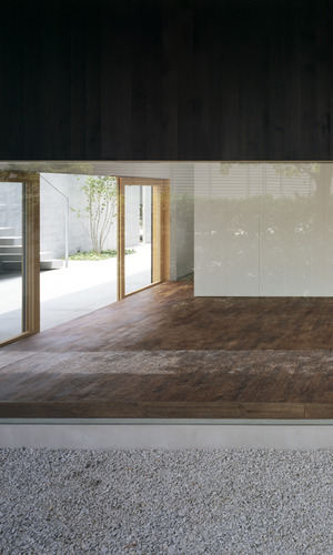 緑山の家　寝室からテラス