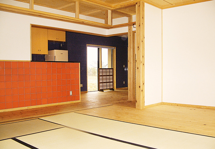 和室リビングからダイニングキッチンへの全開口　　