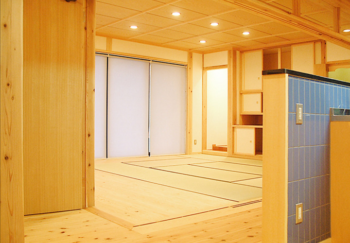 ダイニングキッチンから和室リビングへの全開口