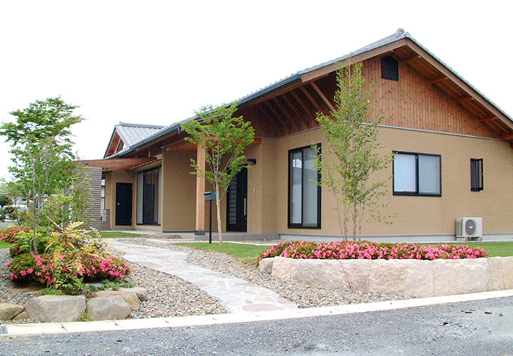 杉板の矢切と、榛色珪藻土の壁の外観