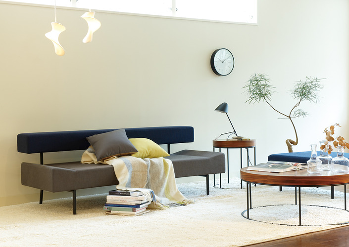 シンプルでノーブルなインテリアで穏やかなひと時を過ごす大人のリビング