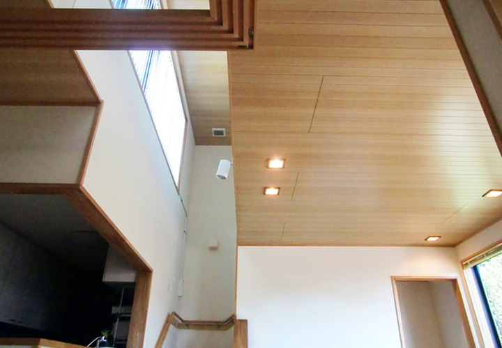 光と風を誘い込む吹き抜け