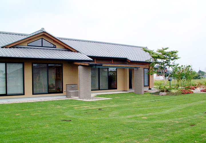 芝生の庭と居間を橋渡すパーゴラ（3）