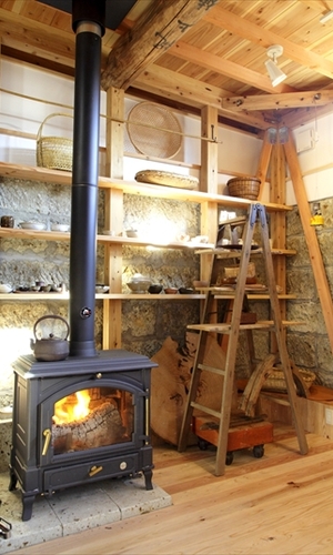 大谷石と杉板と薪ストーブ
