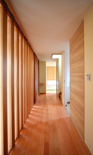 光格子から廊下に採光