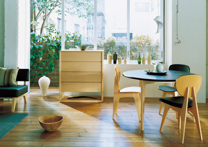 程よく空間の色味を抑えてアクセントのある形で遊ぶダイニング