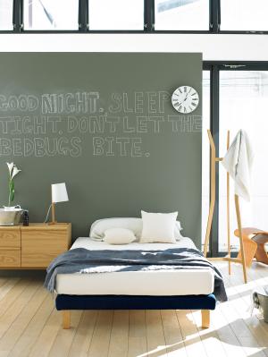 心地良い眠りを楽しむ開放的なベッドルーム