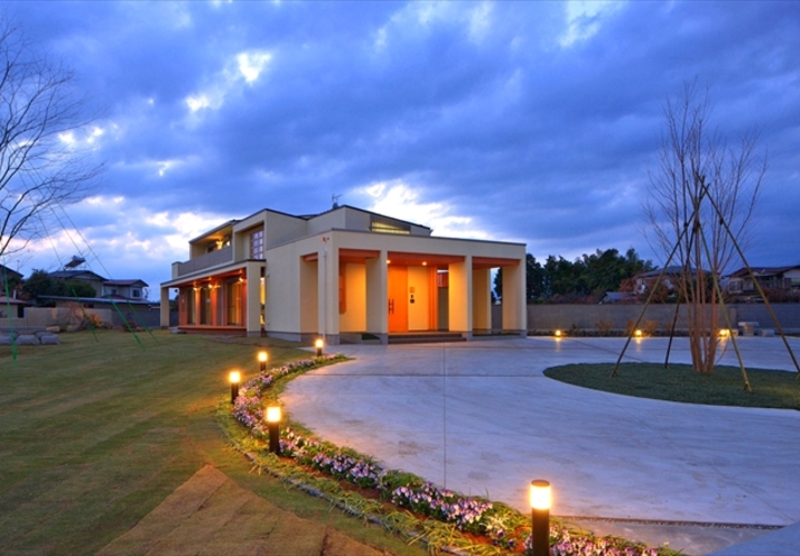 夜景　玄関へのアプローチ