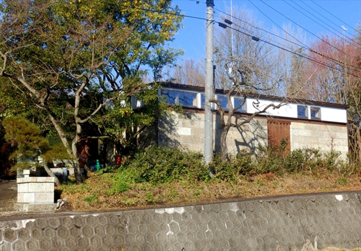 大谷石と漆喰の外観