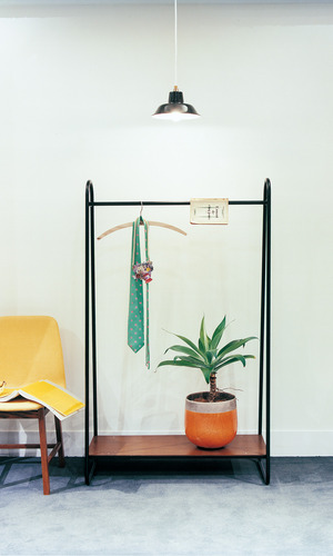 置く場所を選ばないシンプルなハンガースタンド