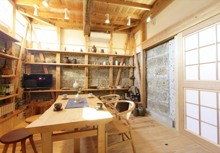 大谷石の壁と杉の棚板。建具は障子。