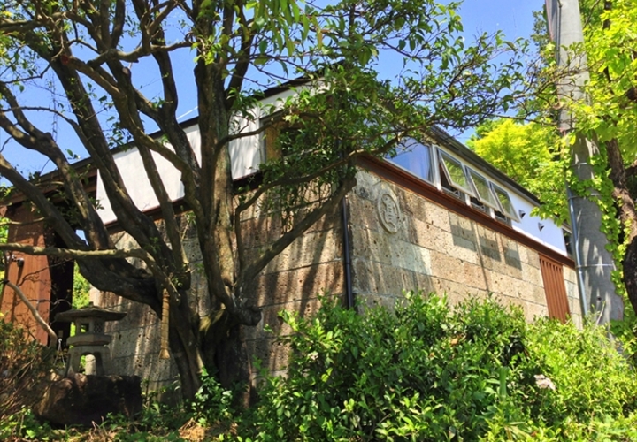 大谷石と漆喰と杉板の外観