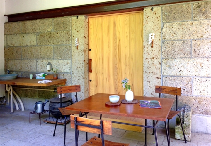 大谷石積みの外壁とテラス