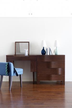 シックなベッドルームに馴染む大人のドレッサー