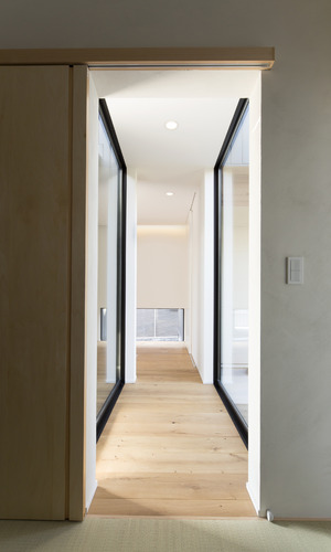 両サイドが全面窓の光あふれる廊下