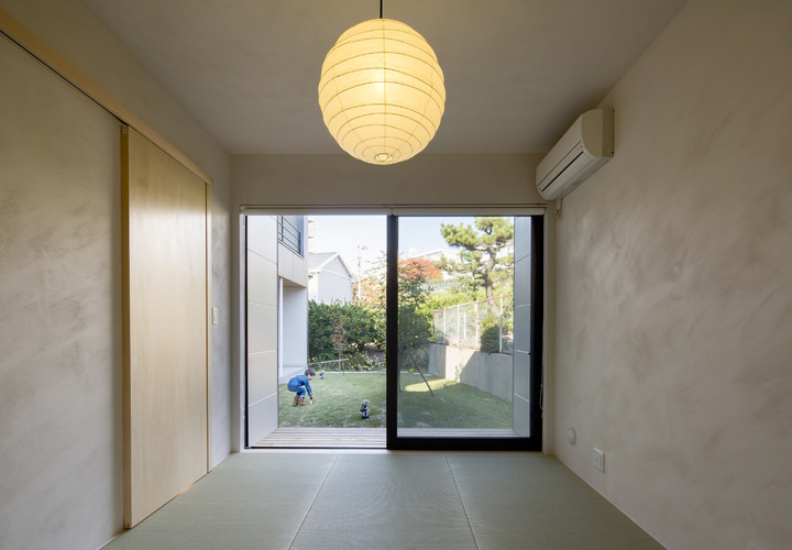 庭から季節を感じる癒やしの和室