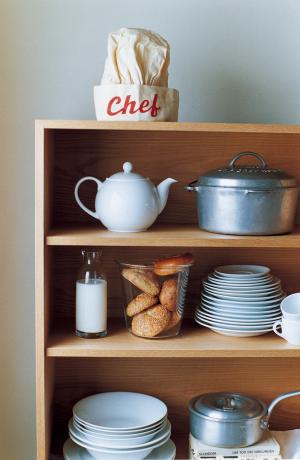 シンプルライフに欠かせない白い食器の映えるシェルフ