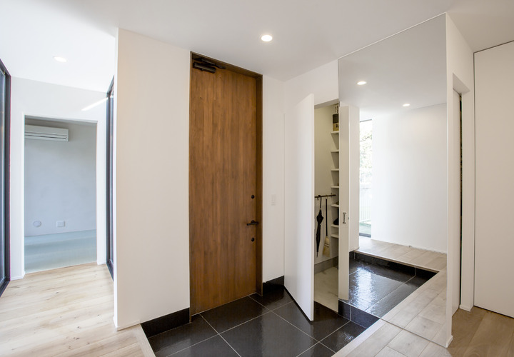 重厚感を感じる高さのある玄関ドア