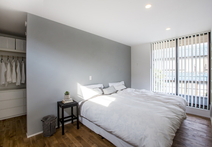 ウォークインクローゼットと繋がりつつも上質で落ち着いた雰囲気漂う寝室