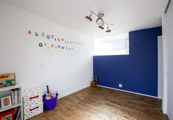 子供のおもちゃをスタイリッシュに見せるマリンカラーの壁