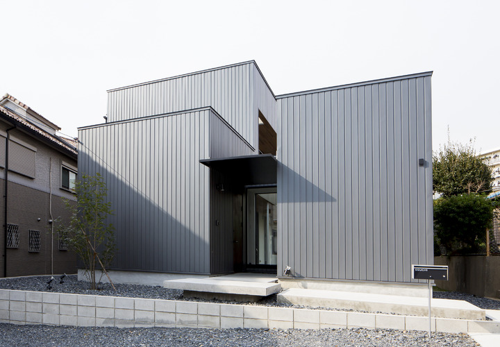 スプリット構成された建物によく似合うガルバリウム外壁
